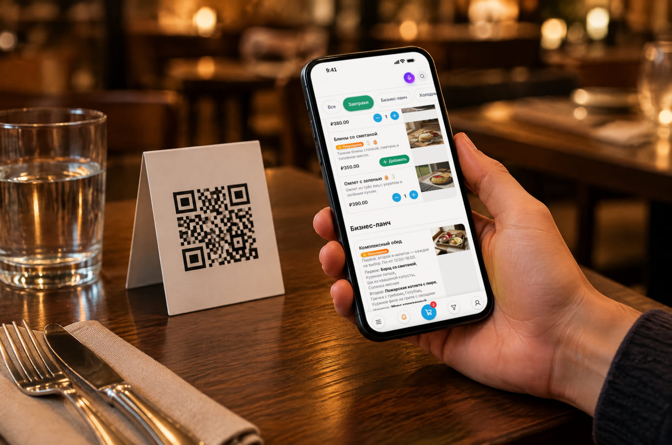 Гость сканирует QR-карточку на столе ресторана, на телефоне открылось меню заведения